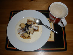 Mince pie with cream