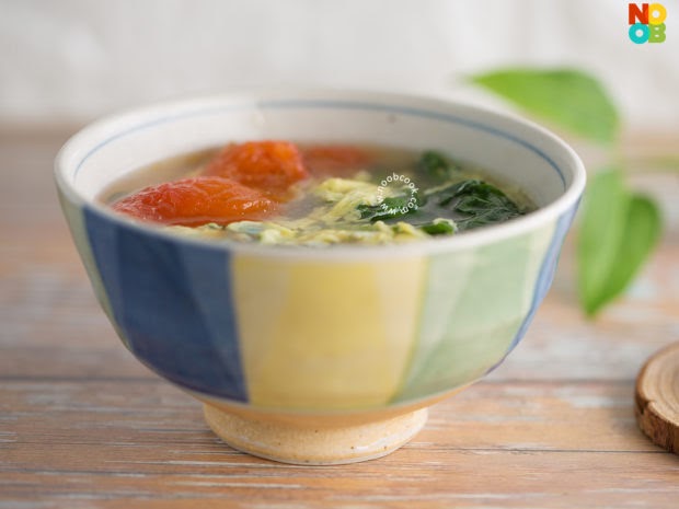 Egg Trio Soup With Spinach / Quick Spinach Egg Drop Soup ...