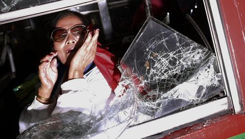 Donna terrorizzata nell'autobus attaccato dagli studenti ultra-nazionalisti. donna Thailandia: scontro frontale contro la democrazia