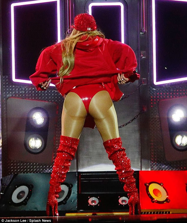 Peachy: calças de peixe esportivas e pesadas sob uma minidressinha vermelha cintilada e botas brilhantes, Jennifer mostrou seu derriere famoso pouco depois de começar sua última performance no Barclay's Center da cidade