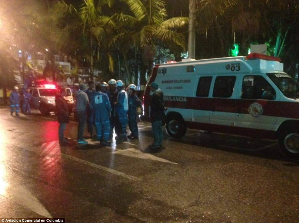 Ambulâncias transportando sobreviventes ao hospital só pode chegar dentro de 30 minutos a pé do local onde o avião caiu perto da cidade de La Unión, emergiu