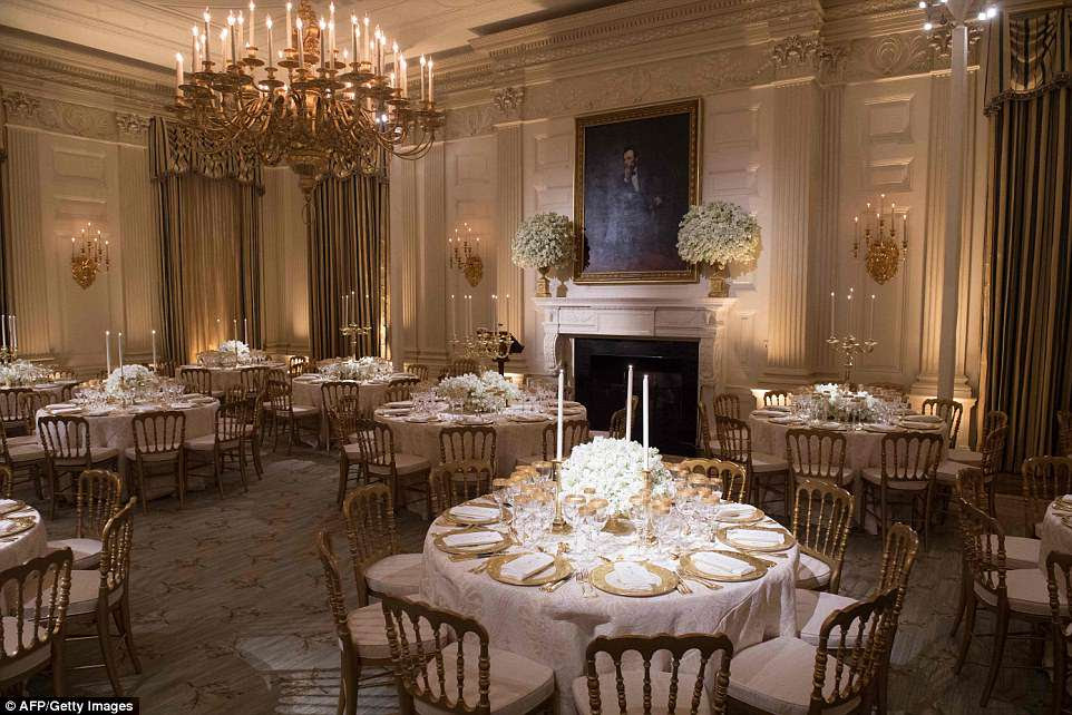 A primeira-dama usou porcelana de dois governos - Bill Clinton e George HW Bush - para criar um visual dourado para as mesas, que brilhavam sob a luz das velas.Â