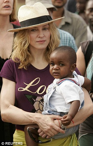 Mãe amorosa: Madonna é retratada com o filho adotivo David Banda quando ele era um bebê