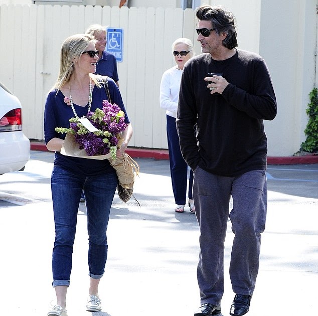 Amy Smart celebrates turning 37 with a family