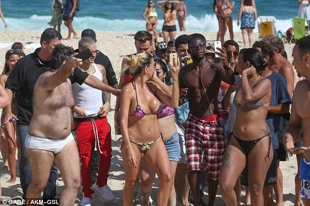 Amar a atenção: Mas isso não impediu que os fãs de corrida até ele e tentando capturar uma imagem da estrela