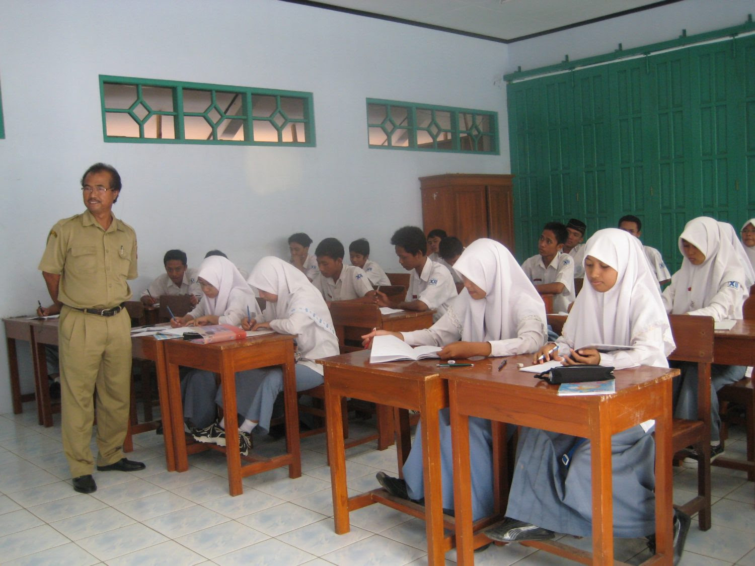 Gambar Guru Sedang Mengajar Bukannya Duduk Siswa Ini Malah Bersepeda 