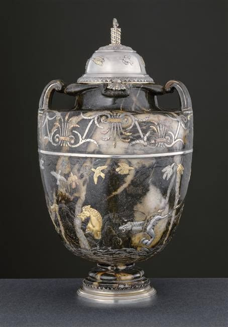 Vase en marbre bréchique (milieu du XVIe siècle, Pau), provenant de la collection d'Henri IV, il fut ensuite acquis par le cardinal Mazarin, avant d'entrer dans la collection de Louis XIV - Monture: Paris, milieu du XVIIe siècle - Paris, Musée du Louvre