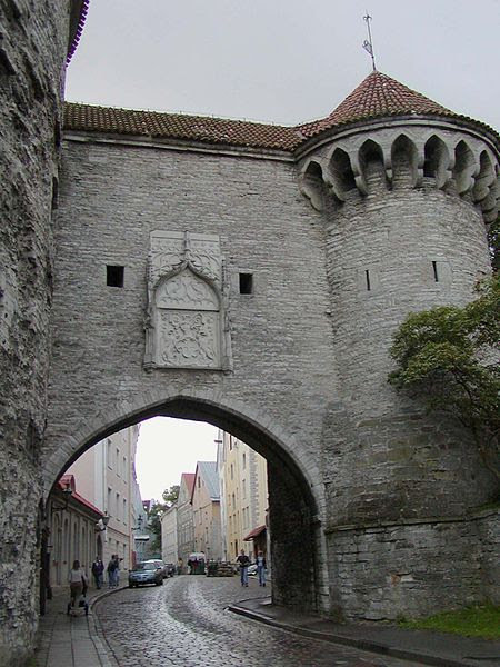 Archivo:Tallinn old town gate.jpg