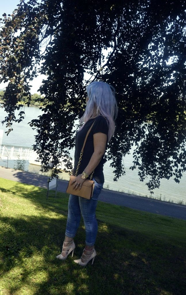 Seidenbluse in anthrazit kombinieren Sommer Outfit mit Seidenbluse in anthrazit kombiniert mit Jeans und High Heel Sandals