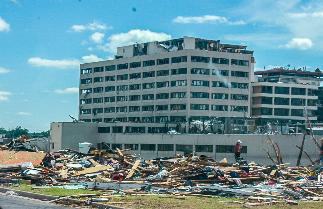 http://upload.wikimedia.org/wikipedia/commons/0/0a/St._Johns_Hospital_After_5-22_Tornado.jpg