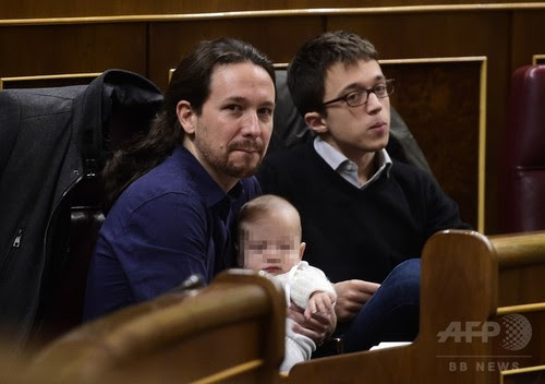生後5か月の赤ちゃん連れ登院、スペイン議員に賛否両論 生後5か月の赤ちゃん連れ登院、スペイン議員に賛否両論