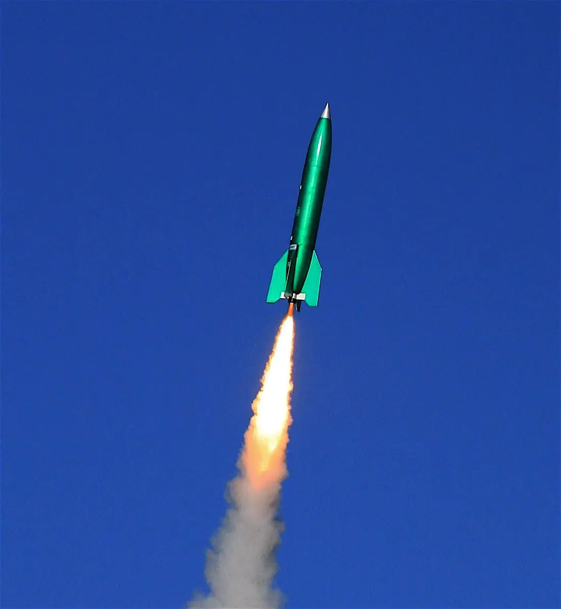 Ракета. Зеленая ракета. Ракета в поле. Космическая ракета.