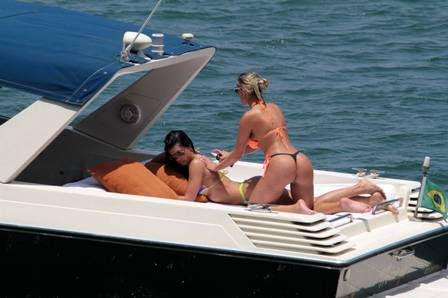 Andressa Urach passa bronzeador em Camila Vernaglia Andressa Urach passa bronzeador em Camila Vernaglia