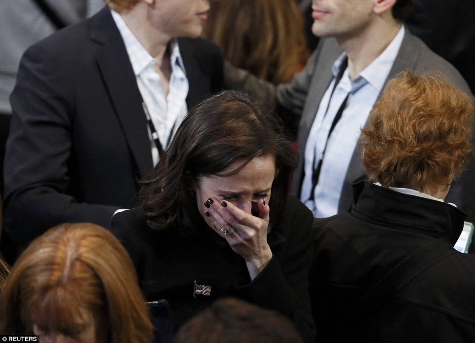 Um torcedor Clinton cobre sua boca enquanto ela se rompe com emoção sobre os resultados das eleições de terça-feira