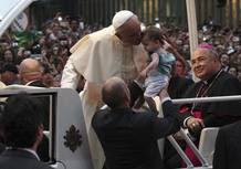 El papa besa a un bebé durante su recorrido por las calles de Río de Janeiro con motivo de la celebración de la JMJ en Brasil El papa besa a un bebé durante su recorrido por las calles de Río de Janeiro con motivo de la celebración de la JMJ en Brasil