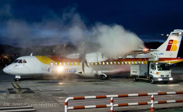 Un avión de Air Nostrum pasando el proceso 'de-icing' en la pista de Hondarribia./Juan Miguel Anatol / @jmanatol