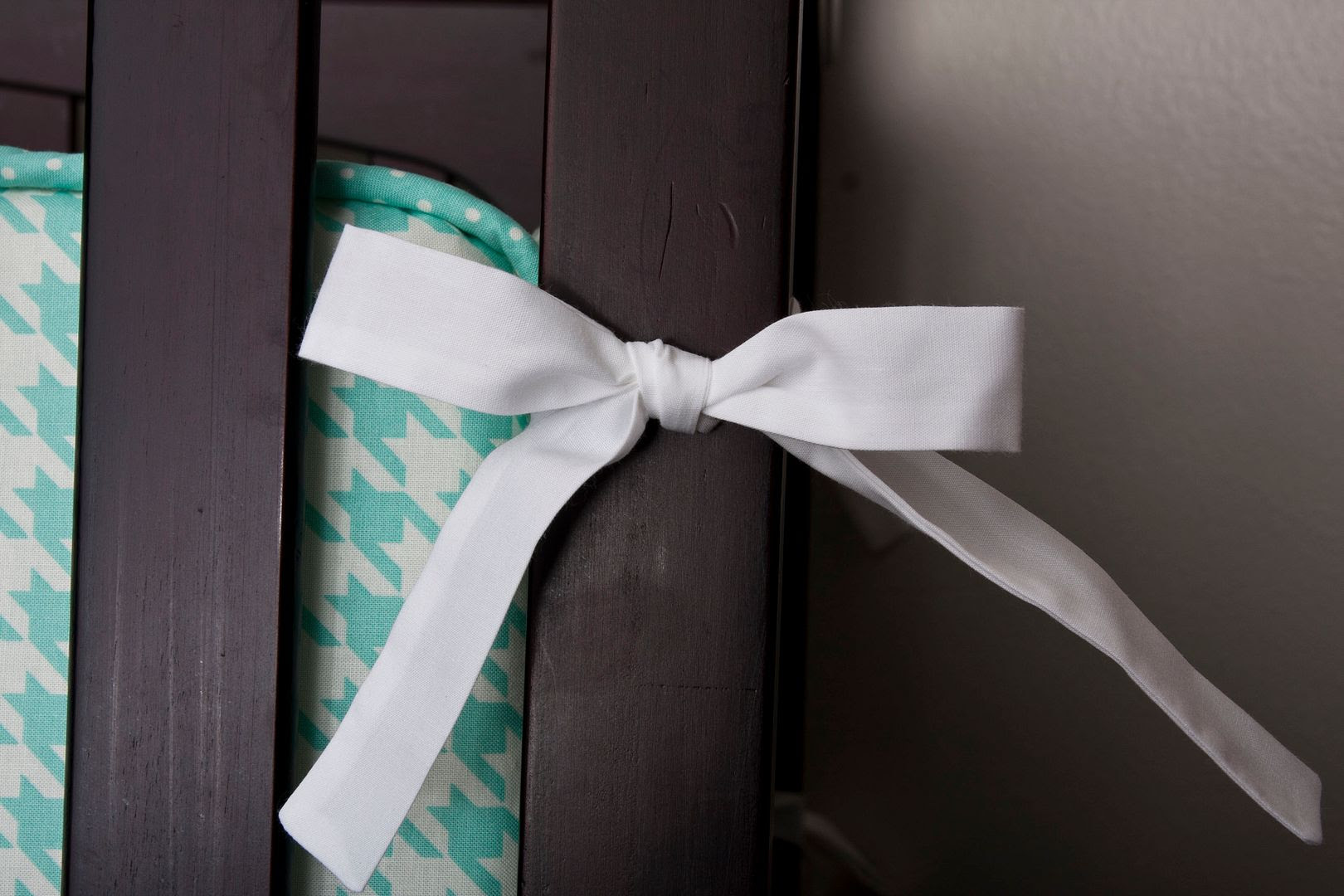 Lella Boutique: DIY Crib Bumpers with Piping