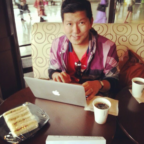 Bersarapan dgn sandwich & sevangkir kopi sambil menikmati kelajuan internet yg berdesup laju.