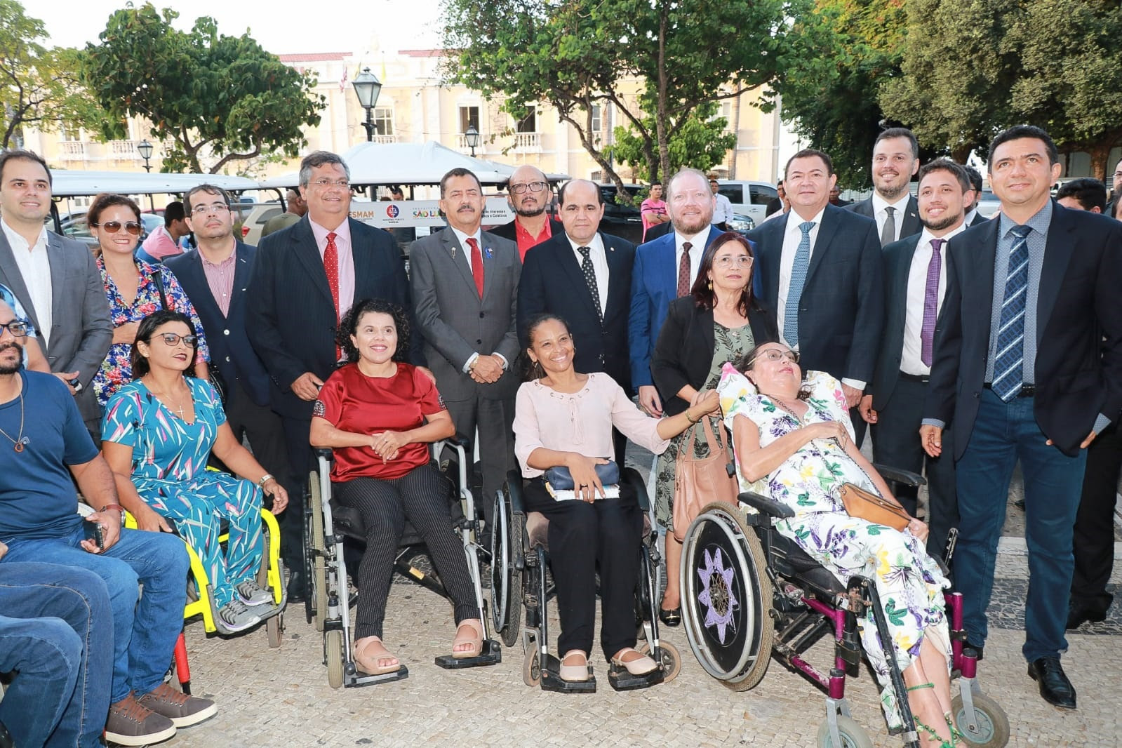 As autoridades com representantes de pessoas com deficiência beneficiadas pelos carrinhos de city tour 