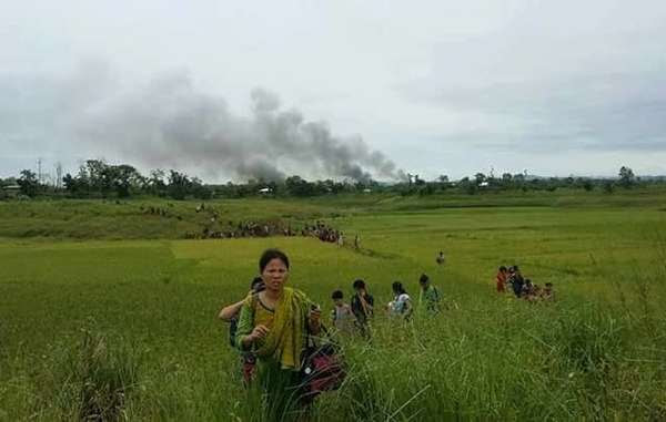 Indígenas jummas huyen del ataque, Chittagong Hill Tracts, Bangladés.