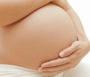 Embarazo, probabilidades según la edad de la mujer. Estudio analiza la edad ideal del primer emabrazo y su relqción con cantidad de hijos esperables