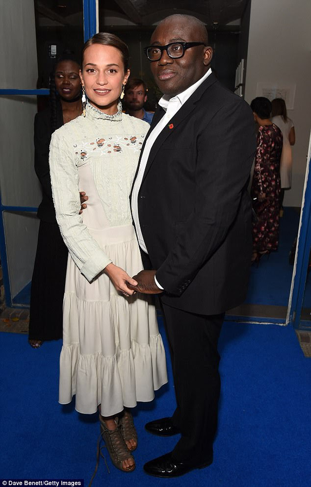 Edward Enninful colocou com Alicia Vikander para comemorar a edição de dezembro da British Vogue, hospedada no River Cafe, em Londres
