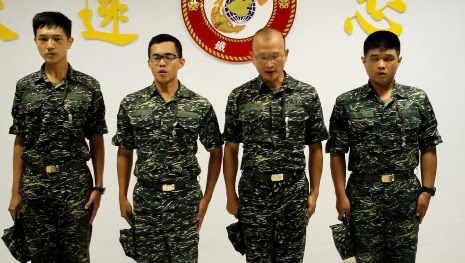 台海軍陸戰隊上載短片鞠躬道歉,涉事軍人班長陳祐才(左二),隊員張峰瑜(右一)、胡家瑋(左一)。