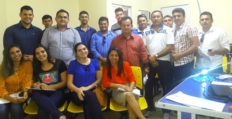 Advogado Aldo Araújo (camisa branca com detalhes verdes) ladeado por vereadores e servidores (Foto: Divulgação)