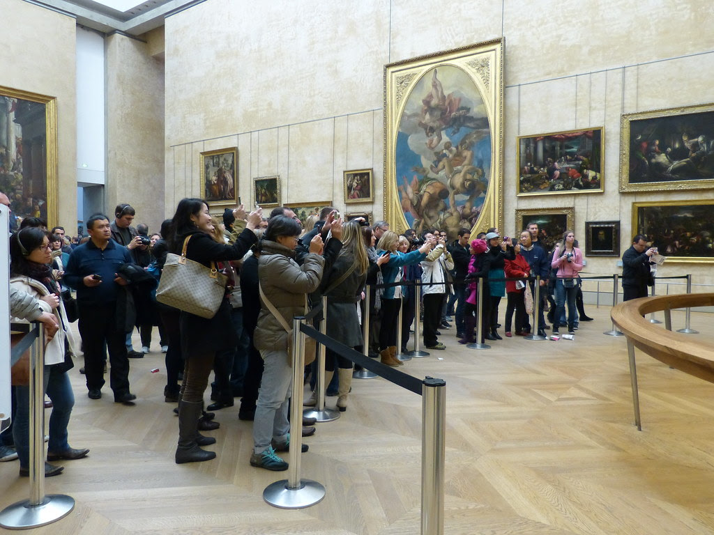 Taking pictures of Monna Lisa