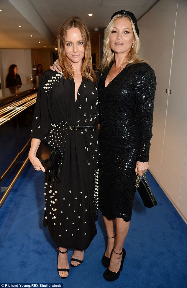 Stella McCartney e Kate Moss foram o epítome do chique em seu traje de cocktail preto