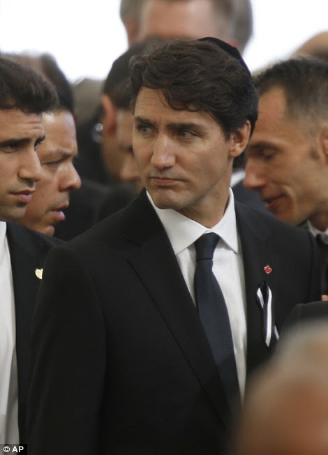 O ministro do Exterior britânico, Boris Johnson foi seguido para o funeral pelo primeiro-ministro canadense Justin Trudeau