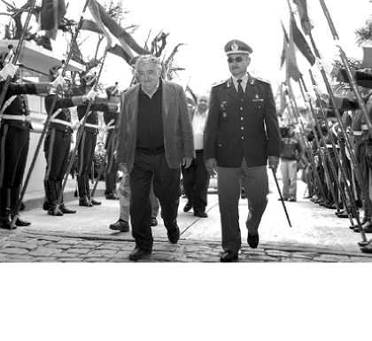 Mujica. Entre
la puerta y ser sepultureros. Mujica. Entre la puerta y ser sepultureros.