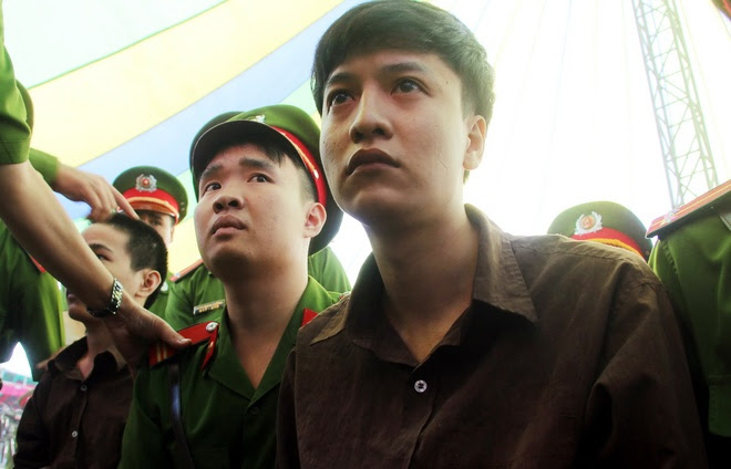 Cận cảnh ánh mắt khó đoán của Nguyễn Hải Dương tại tòa - ảnh 1 Hình ảnh Cận cảnh ánh mắt khó đoán của Nguyễn Hải Dương tại tòa số 1