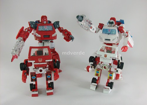 Transformers Ratchet Classic Henkei vs Ironhide vs G1 - modo robot