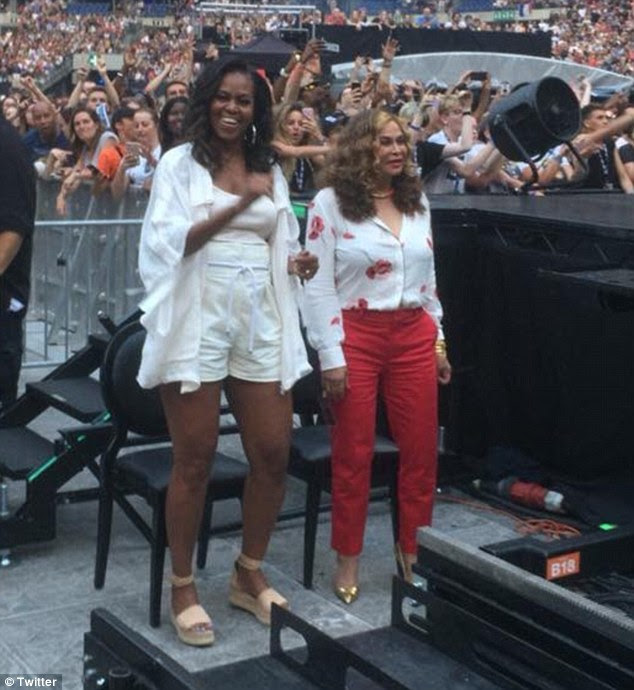 Michelle Obama dances at Beyonce and Jay-Z’s Paris concert