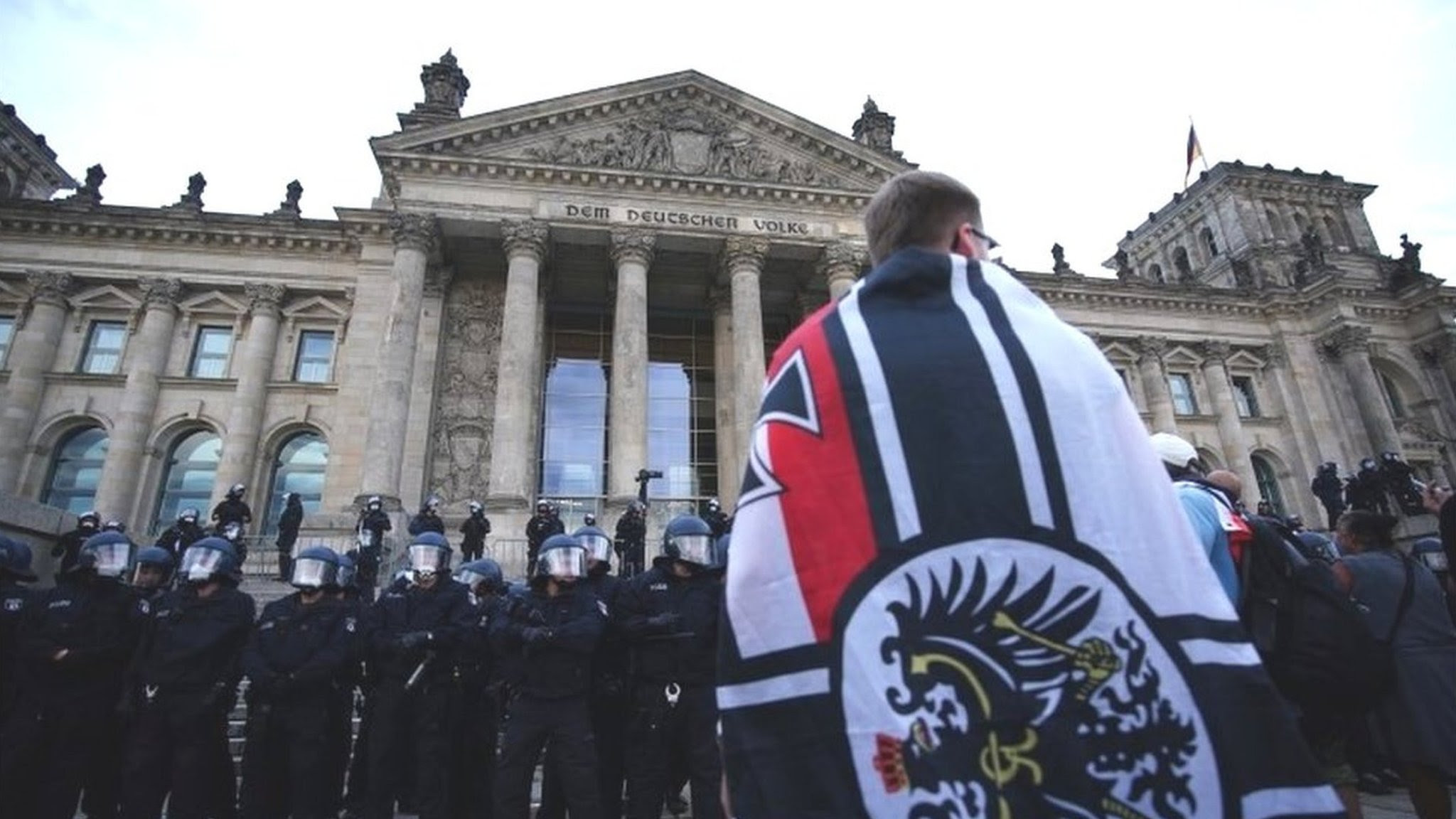 ドイツの新型ウイルス対策抗議デモ 国会議事堂狙った動きに非難 cニュース