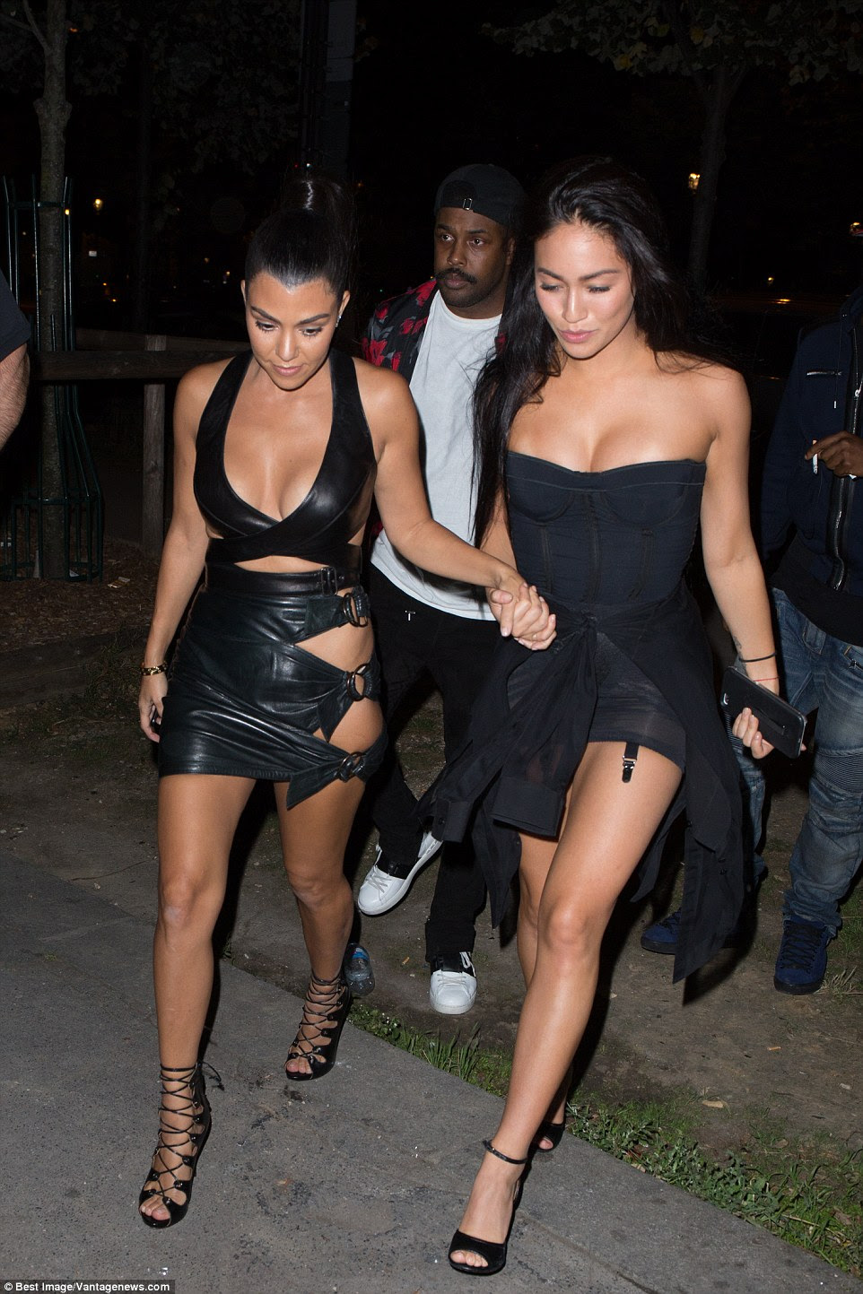 Kourtney Kardashian deixaram Arc boate em Paris depois de saber da provação de Kim e correu para o apartamento