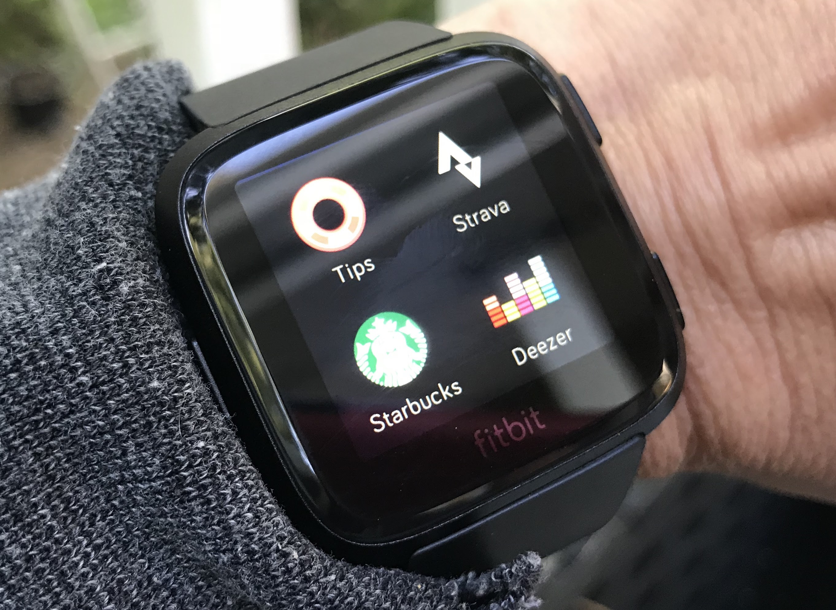 fitbit versa golf gps apps