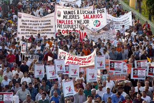 Miles de trabajadores sindicalizados marcharon ayer en el contexto de la jornada por la restitución salarial