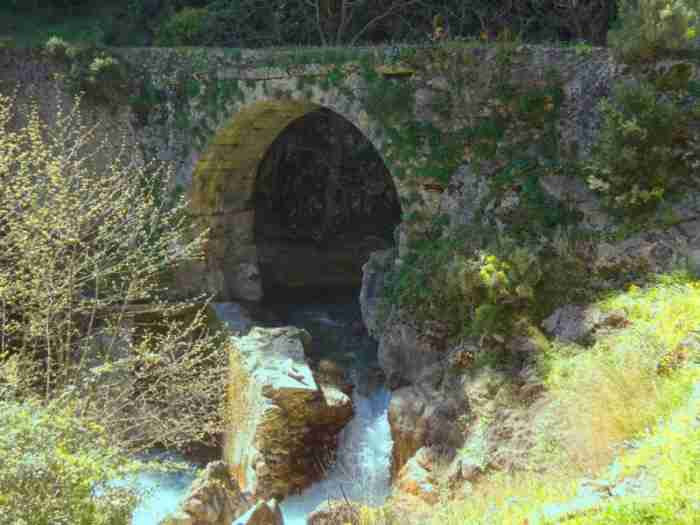 Το αρχαιότερο γεφύρι της Ευρώπης βρίσκεται στην Ελλάδα. Χτίστηκε πριν από 2.000 χρόνια και χρησιμοποιείται κανονικότατα ως σήμερα Το αρχαιότερο γεφύρι της Ευρώπης βρίσκεται στην Ελλάδα. Χτίστηκε πριν από 2.000 χρόνια και χρησιμοποιείται κανονικότατα ως σήμερα