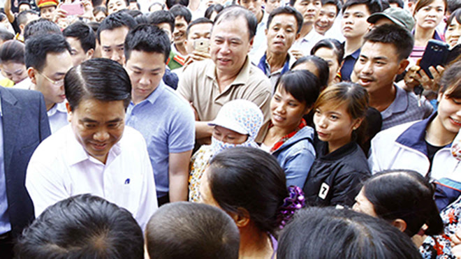 Chủ tịch Nguyễn Đức Chung tại xã Đồng Tâm: Sau đối thoại là những nụ cười