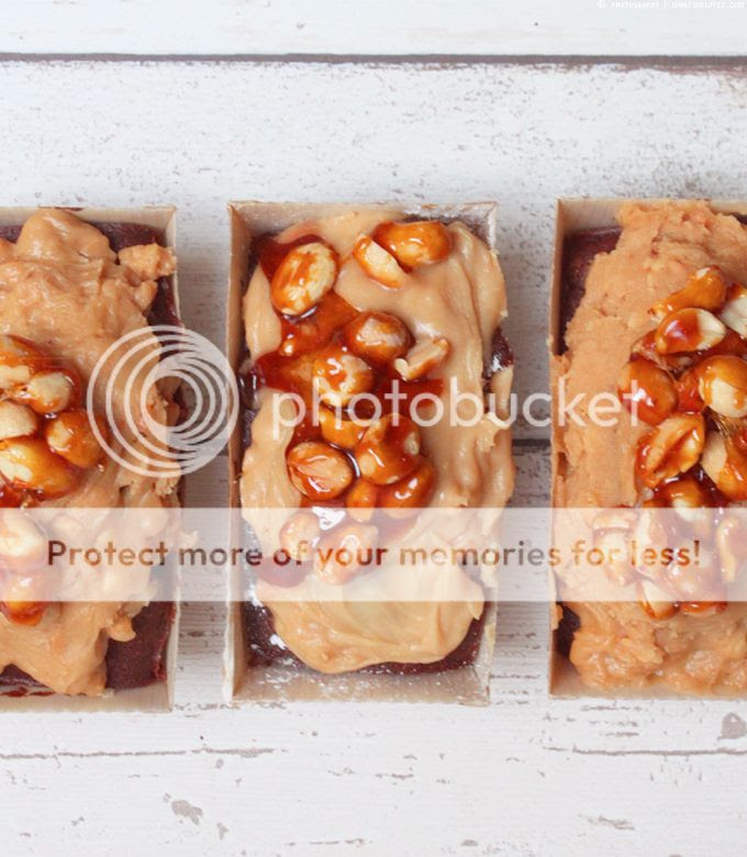 Schokoküchlein mit Erdnussbutter-Guss // Whatinaloves.com Erdnussbutter, Schokoladenkuchen, Minicakes, küchenchaotin, süße Kleinigkeiten