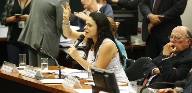 http://imguol.com/c/noticias/df/2016/03/30/30mar2016---a-advogada-janaina-paschoal-uma-das-autoras-do-pedido-de-impeachment-contra-a-presidente-dilma-rousseff-afirmou-que-a-sociedade-brasileira-foi-vitima-de-um-golpe-ela-participou-no-fim-da-1459379413965_615x300.jpg