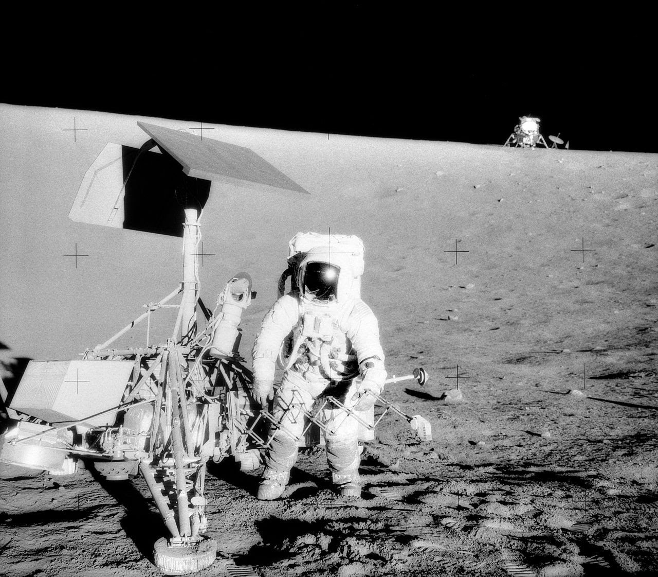 Nov19-1969-1280px-Surveyor_3-Apollo_12