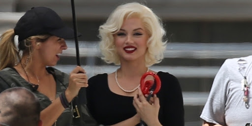 Für "Blonde" wird Ana de Armas zu Marilyn Monroe | Bildquelle: http://www.justjared.com/2019/08/29/ana-de-armas-gets-into-character-as-marilyn-monroe-on-the-set-of-blonde-get-a-first-look/ © Backgrid | Bilder sind in der Regel urheberrechtlich geschützt