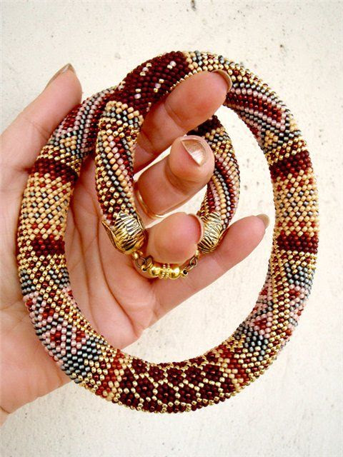 http://www.pinterest.com/pin/58828338856820040/ Жгут-гривна "Сиеста".