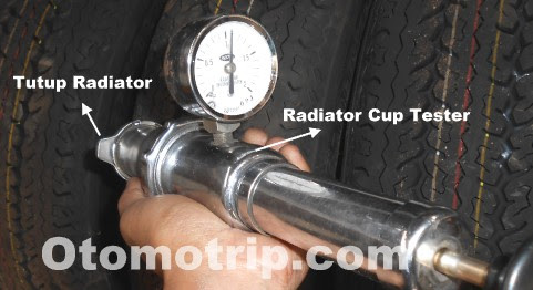 Cara Periksa tutup radiator menggunakan alat radiator cup tester