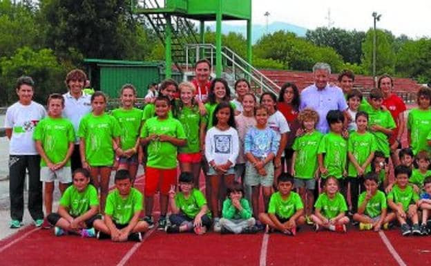 Monitores y participantes de los cursillos de verano que organiza el BAT con Pedro Alegre en Plaiaundi. 