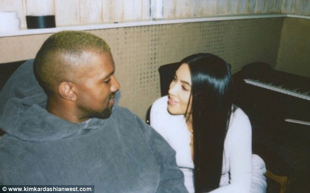 Casal bonito: Nos instantâneos, Kim foi vista irradiando para seu marido enquanto eles se estabeleceram em uma sala que parecia estar no meio de uma grande renovação