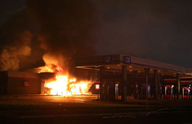 Ferguson photo 72C7809D-9BCA-4E65-A509-71E14DB8900D-140810-DC-Riots4A-640x413.jpg